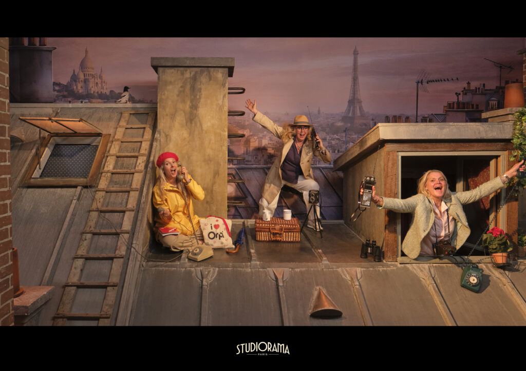 Portrait de groupe dans un décor de cinéma chez Studiorama à Paris